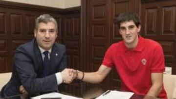 Mikel San Jos&eacute; y Josu Urrutia, durante la firma.