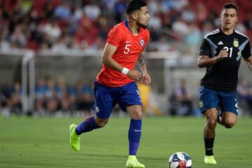 El jugador de la seleccion chilena Paulo Diaz controla el balon durante el partido amistoso contra Argentina.