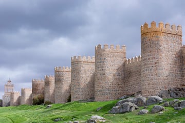 La altura media de la muralla a lo largo de sus 2.526 metros de longitud es de 12 metros. 