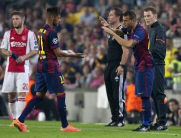 Neymar es sustituido por Sandro.
