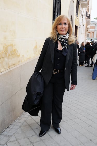 La periodista Nieves Herrero asiste a la capilla ardiente por Fernando Ónega situada en la Casa de Galicia de Madrid.