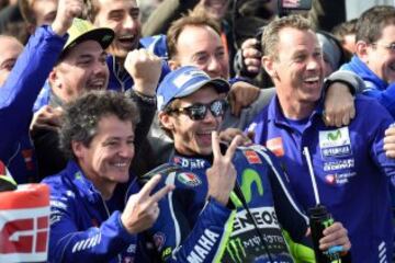 Valentino Rossi celebra el segundo puesto tras remontar trece posiciones.