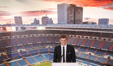 Pese a que ya hab¨ªa jugado con el Tottenham en un encuentro de Champions en 2011, Gareth Bale fue presentado el 2 de septiembre de 2013 como nuevo jugador madridista. El gal¨¦s empez¨® a conocer el que ser¨ªa el estadio del club en el que har¨ªa carrera.