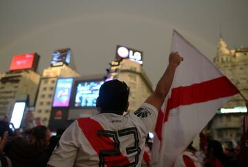 Aficionados de River celebran la victoria de su equipo.