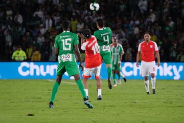 La fiesta en El Campín que disfrutó de la magia de Ronaldinho en el partido entre Santa Fe y Nacional, en el que se le rindió homenaje al brasileño que jugó con la '10' del equipo bogotano.