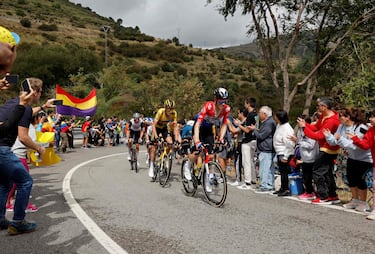 El ciclista neerlandés del equipo Jumbo-Visma, Dylan Van Baarle delante del grupo, sube el paso del Puerto de la Cruz Verde, durante la etapa de hoy. 