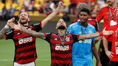 AMDEP9109. GUAYAQUIL (ECUADOR), 29/10/2022.- Leonardo Pereira (i) y Arturo Vidal (c) de Flamengo celebran al ganar hoy, la Copa Libertadores ante Athletico Paranaense en el estadio Monumental Isidro Romero en Guayaquil (Ecuador). EFE/Mauricio Dueñas Castañeda
