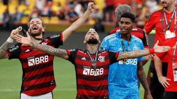 AMDEP9109. GUAYAQUIL (ECUADOR), 29/10/2022.- Leonardo Pereira (i) y Arturo Vidal (c) de Flamengo celebran al ganar hoy, la Copa Libertadores ante Athletico Paranaense en el estadio Monumental Isidro Romero en Guayaquil (Ecuador). EFE/Mauricio Dueñas Castañeda
