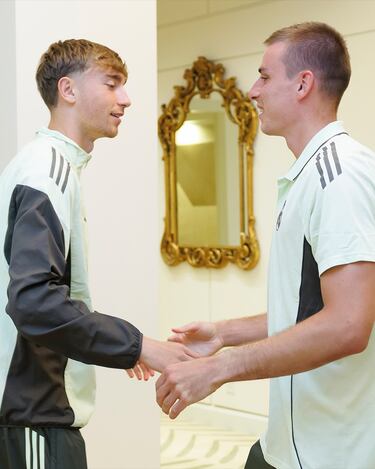 Lunin saluda a Dean Huijsen, a la llegada del primero al hotel Four Seasons Palm Beach, en Florida.