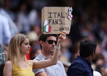  A Fan holding up a sign during the final match between Italy&#039;s Matteo Berrettini and Serbia&#039;s Novak Djokovic 