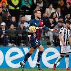 El Almería presiona por Pulido y abre un dilema en el Huesca