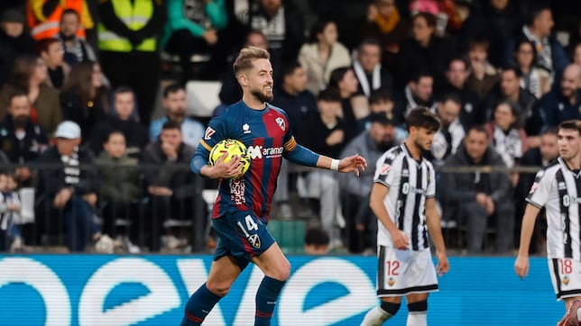 El Almería presiona por Pulido y abre un dilema en el Huesca