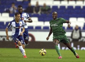 El centrocampista del Espanyol Lucas Vázquez pelea un balón con el centrocampista maliense del Levante Mohamed Sissoko.