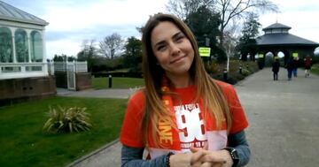 La ex Spice Girl no duda en salir a la calle vestida como hincha del equipo ingl¨¦s, constantemente se toma fotograf¨ªas con indumentaria de los 'reds'.