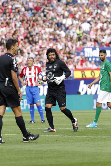 René Higuita y Ronaldinho hicieron de las suyas en el Vicente Calderón. El brasileño no paró de reír al lado de 'El Loco'.