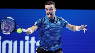 Opelka frena a Bautista en su carrera hacia el Masters