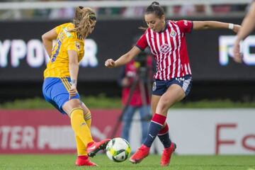 Brenda Miramontes y Kristal Soto disputan un balón en el Chivas 0-0 Tigres de la jornada 8 del Clausura 2019 de la Liga MX Femenil