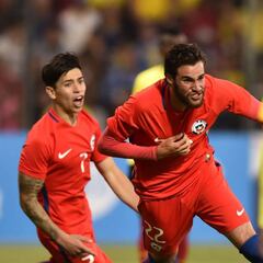 Chile salva un empate ante Ecuador y se mantiene con vida