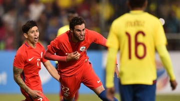 Chile salva un empate ante Ecuador y se mantiene con vida
