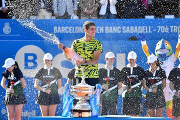 Spain's Carlos Alcaraz celebrates beating Greece's Stefanos Tsitsipas during the ATP Barcelona Open "Conde de Godo" tennis tournament singles final match at the Real Club de Tenis in Barcelona on April 23, 2023. (Photo by Pau BARRENA / AFP)