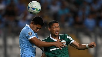 Palmeiras' forward #09 Vitor Roque and Sporting Cristal's defender #04 Gianfranco Chavez jump for a header during the Copa Libertadores group stage first round football match between Peru's Sporting Cristal and Brazil's Palmeiras at the Nacional stadium in Lima, on April 3, 2025. (Photo by ERNESTO BENAVIDES / AFP)