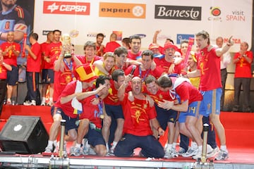 Pepe Reina puso el colofón a la fiesta presentando a los 23 jugadores. A 23 jugadores que hicieron a España campeona del mundo. La primera vez. Aquí su discurso: “Con el 1, el rey nacido en 1981. Es un santo de Móstoles parando el penalti a Paraguay en cuartos y paró todo por arriba contra Alemania. Le saca una mano a Robben en la final y le saca un pie a Robben en la final... ¡Iker Casillas! Con el 2, persigue a los famosos, se mata por un pin, le canta la boca... ¡Raúl Albiol! Con el 3, el amigo de la farándula, el dandy de España, el central del mundo... ¡Gerard Piqué! El 4, 55 partidos imbatido, no lo hace nadie, el padre... ¡Carlos Marchena! Con el 5, la cabeza de España, nos metió en la final con la cabeza y su pelo de Tarzán de África. El hombre que come tibias... ¡Carlos Puyol! Con el 6, sweet Iniesta. El hombre que escribió el guión de la final, el hombre que toda España ama... ¡Andrés Iniesta! Con el 7, el gol de España tiene un nombre... ¡El guaje David Villa! El 8, la batuta, por aquí, por allí, por aquí, ahora doy, ahora no doy... ¡Xavi Hernández! El 9, todo empezó hace dos años y trece días marcando el gol a Alemania, nos hizo soñar, nos hizo creer y por eso hemos ganado esta copa... ¡Fernando Torres! Con el 10, él no quiere que le diga empanado, pero vamos a ver Cesc, ven aquí. Con el diez, tiene un corazón... El futuro del Barça, el futuro de España... ¡Cesc Fàbregas! Con el 11, el dueño de la banda izquierda, el incombustible, el fenómeno, es feo de cojones... ¡Joan Capdevila! Con el 12, la pantera de Hospitalet, el genio, el carácter. Ven aquí, ven. Decían que nos llevábamos mal, ¿nos llevamos mal? ¡Pues toma! ¡Víctor Valdés! El 13, el tobillo mágico, el amigo del amago, ¡Juanín Mata! El 14, el pulmón. Mira, heridas de guerra por su país, por España... ¡Xabi Alonso! Con el 15, el pulmón de la banda derecha. Sube y como dice el míster es un poco nervioso a la hora de centrar, pero lo hace muy bien. El indio de Camas... ¡Sergio Ramos! Con el 16, para mí el hombre de Mundial, el quitanieves de Badía, el pulpo de Badía, los tentáculos de España, el hombre que quita, da, juega y hace dudar... ¡Sergio Busquets! Con el 17, le llamamos el espartano. ¿Por qué? (Arbeloa: ‘Espartanos ¿Cuál es vuestro oficio? Au Au Au). ¡Álvaro Arbeloa! Con 18, va al baño y va al sprint, va comer y va al sprint, va a la cama y en la cama corre, el auténtico e inigualable... ¡Pedrito! Con el 19, el camión de La Roja, el que tiró de nosotros contra Portugal, los centrales de Portugal parecían bolos. Se los cargo a los tres, a los cuatro, o a los cinco. El camión de La Roja… ¡Fernando Llorente! Con el 20, desde los altos hornos de Bilbao, el hombre que roba más balones del planeta, la fuerza, la garra, el músculo, la entrega de España... ¡Javi Martínez! Con el 21, desde Canarias, la sambita, la guasa y su arte. Por aquí, por allí, el amago. Ahora sí, ahora no, te la meto, cógelo, el poli. Mide 1,40... ¡David Silva! Con el 22, tenemos un problema, se ha escapado del manicomio y se ha escapado corriendo porque corre mucho. El pajarillo loco, el nervio de la Selección... ¡Jesús Navas! Con el 23, con un dolor de cabeza que no puedo conmigo, este humilde speaker que está con vosotros de corazón. Y como no puede ser de otra manera, la bondad en persona. El hombre correcto, no hay palabras vacías. Nos ha traído hasta aquí y nos ha hecho ganar la que queríamos, la amarilla, con la que soñábamos... ¡Don Vicente del Bosque!”.