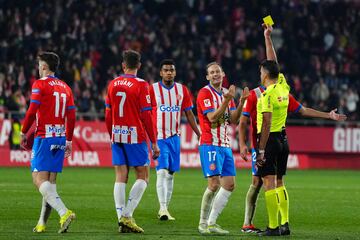 Girona's Dutch defender #17 Daley Blind receives a yellow card from Spanish referee Jesus Gil Manzano during the Spanish league football match between Girona FC and Real Sociedad at the Montilivi stadium in Girona on February 3, 2024. (Photo by Pau Barrena / AFP)