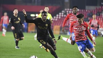 GRANADA, 03/02/2021.- El delantero francés del FC Barcelona Ousmane Dembélé (i) persigue el balón con Carlos Neva, del Granada CF, durante el encuentro correspondiente a los cuartos de final de la Copa del Rey que se disputa ho