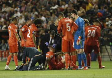Toni Kroos, con una herida en la cabeza, fue atendido por los servicios medicos del Real Madrid.