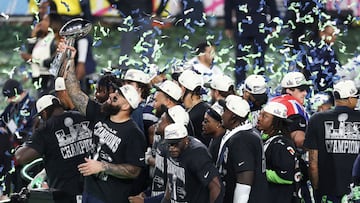 Los jugadores de Seattle Seahawks celebran su triunfo en la Super Bowl posando con el trofeo Vince Lombardi.