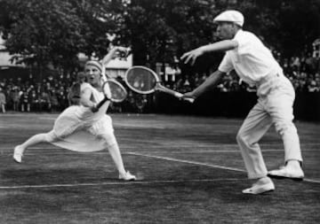 René Lacoste con Suzanne Lenglen durante un encuentro de dobles en 1926.