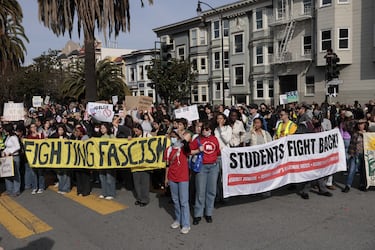 Miles de personas en la protesta en San Francisco contra el ICE. La ciudad de California se une así al resto de lugares en EE.UU. que han asumido una huelga general en contra de las actuaciones del Servicio de Inmigración y Control de Aduanas.