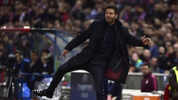 Simeone en un  momento del partido ante el Bayer Leverkusen.