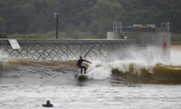 El parque de Surf Snowdonia (norte de Gales), que costó 22.8 millones $, abrió sus puertas el 1 de agosto y es el primer lago artificial para practicar surf del mundo. Un mecanismo de generación de onda bidireccional es el encargado de formar las series perfectas. Con 300 metros de largo y 110 metros de ancho hará las delicias de los aficionados a este deporte