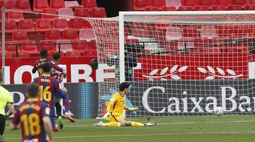 ¡¡MARCA DEMBÉLÉ!! ¡Balón filtrado de Messi en profudidad buscando al francés, este se va en velocidad hacia la portería y bate a Bono con un tiro raso y cruzado!