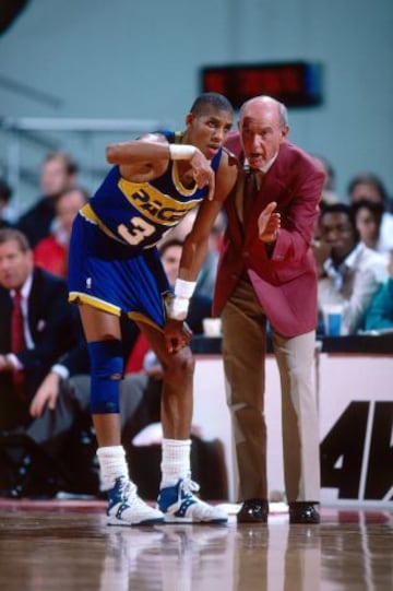 Recibiendo instrucciones de su primer entranador en la NBA, el fallecido este mismo año Jack Ramsay.