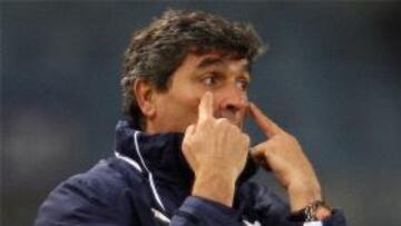 <b>SENTIDO ADIÓS.</b> El técnico español se despide de la afición del Tottenham.