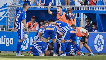 Rubén Sobrino celebra su gol con el Alavés.