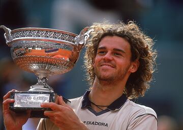 'Guga', un terrícola que se impuso tres veces en Roland Garros (1997, 2000 y 2001), fue una fuerza del circuito a comienzos de siglo, hasta que una serie de lesiones le descabalgó progresivamente de la élite. En su esplendor, consiguió mantener la corona sobre su cabeza durante casi once meses. Fue el primer sudamericano en acabar un año, el 2000, en el uno.