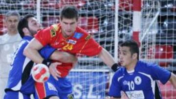 <b>LUCHA EN EL PIVOTE. </b>La defensa chipriota, muy taxativa.