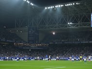 OVIEDO, SPAIN - OCTOBER 17: First division players protest at the start of this round of matches due to the Miami game. They will stand still for the first 15 seconds as a measure, according to AFE, in response to LaLiga for the lack of transparency regarding the match between Barcelona and Villarreal in the United States during the LaLiga EA Sports match between Real Oviedo and RCD Espanyol de Barcelona at Carlos Tartiere on October 17, 2025 in Oviedo, Spain. (Photo by Juan Manuel Serrano Arce/Getty Images)
