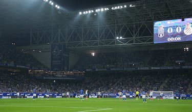 Jogadores do Elche e Athletic Club parados no início da partida.