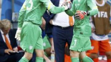 Krul entra por Cillessen ante la mirada de Van Gaal.