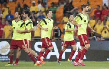 Jugadores de la selección de Española calentando antes del partido amistoso entre Sudáfrica y España en el estadio Soccer City de Soweto