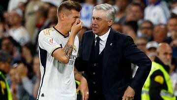 Toni Kroos y Carlo Ancelotti durante un partido de LaLiga EA Sports entre el Real Madrid y el Deportivo Alavés.