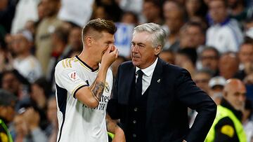 Soccer Football - LaLiga - Real Madrid v Deportivo Alaves - Santiago Bernabeu, Madrid, Spain - May 14, 2024 Real Madrid's Toni Kroos with coach Carlo Ancelotti after being substituted REUTERS/Susana Vera