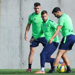 Paredes: “Trato de aprender de Iñigo Martínez”