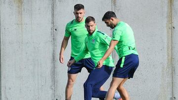 Paredes: “Trato de aprender de Iñigo Martínez”