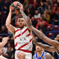 Mike James dice que la policía se le acercó con "pistola en mano"