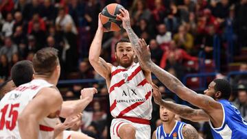 Mike James dice que la policía se le acercó con "pistola en mano"